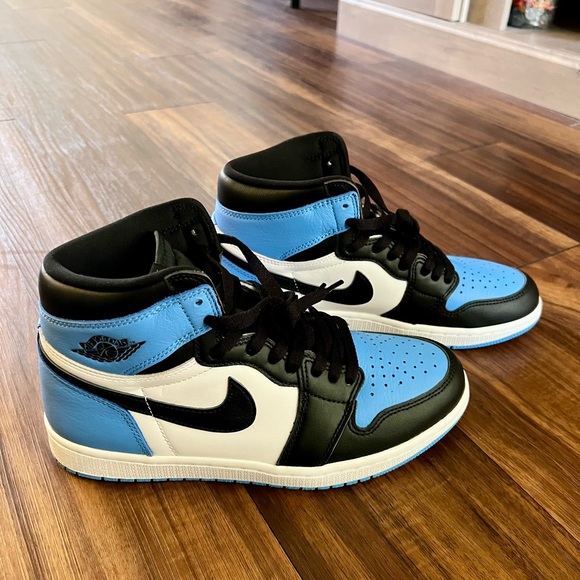 Air Jordan 1 Retro High OG 'UNC Toe' 2023 - Picture 1 of 7